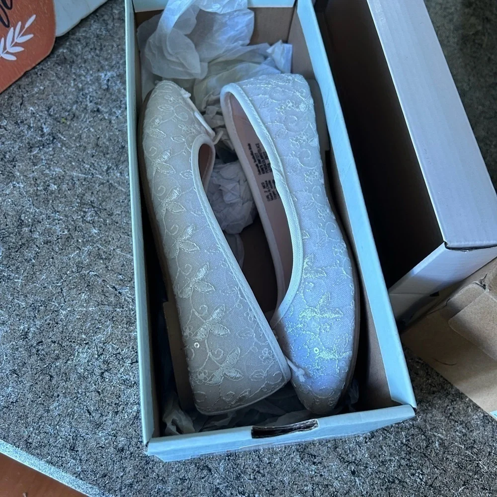NIB SO Size 2 PENSACOLA White lace flats